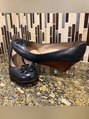 Tory Burch Authentic Black Leather Wood Wedge Dressy Pumps Logo Women’s Size 9.5
